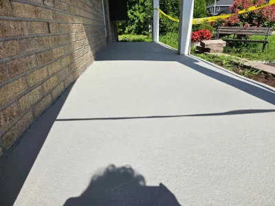 Allée latérale en béton le long d'une maison en brique