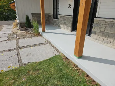 Entrée en béton avec finition pierre