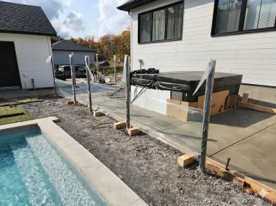 Aménagement de piscine moderne en béton
