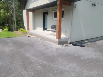 Cour d'entrée résidentielle en béton