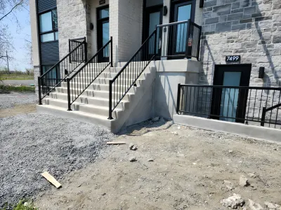 Escalier d'entrée résidentiel en béton