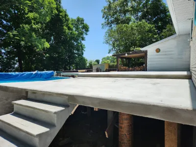 Marches de terrasse de piscine en béton