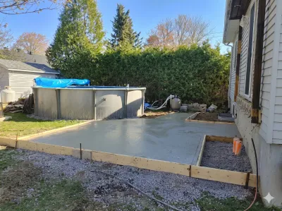 Contour de piscine en béton fini